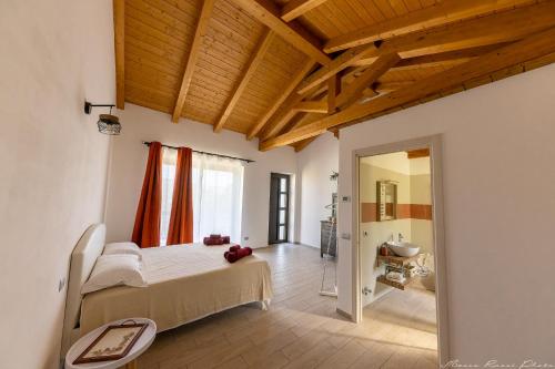 een slaapkamer met een bed en een groot raam bij Agriturismo Casa del Principe in Torre Bormida
