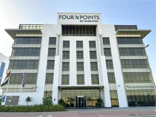 une vue d'avant du quartier général à quatre points dans l'établissement Four Points by Sheraton Production City, Dubai, à Dubaï