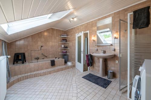 W łazience znajduje się wanna, umywalka i prysznic. w obiekcie Ferienwohnung Am Steinchen w mieście Mettlach
