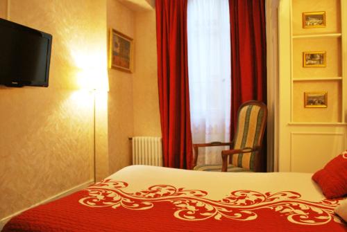 une chambre d'hôtel avec un lit et une fenêtre dans l'établissement Hôtel Avenir Jonquière, à Paris