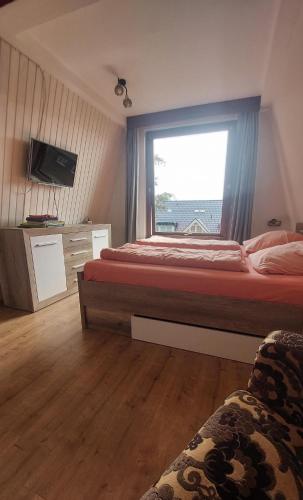 - une chambre avec 2 lits et une fenêtre dans l'établissement Ruhige, grüne Oase in Scharbeutz, 200m vom Strand entfernt, à Scharbeutz