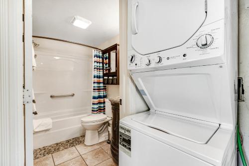 un piccolo bagno con servizi igienici e lavandino di River View House a Glenwood Springs