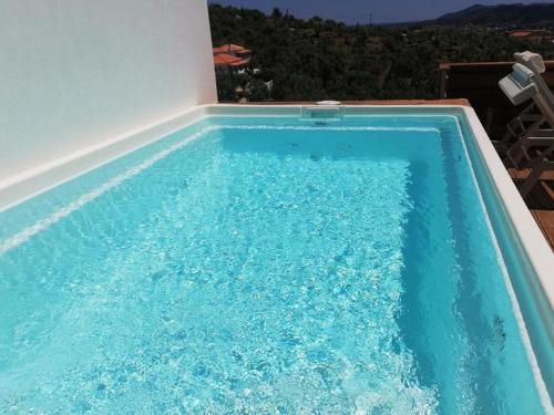 Bazén v ubytování 2br Suite White gea with private pool no01 nebo v jeho okolí