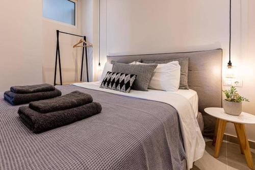 Un pat sau paturi într-o cameră la 2br Suite White gea with private pool no01