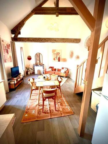 un salon avec une table et un canapé dans l'établissement Logement insolite à Blois, à Blois