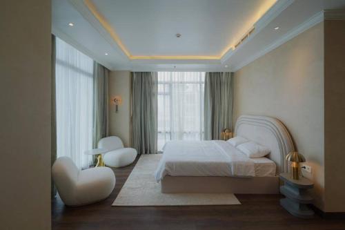 een slaapkamer met een bed en een groot raam bij Sonar Paraiso: A Dreamy Apartment in Jakarta in Madiun