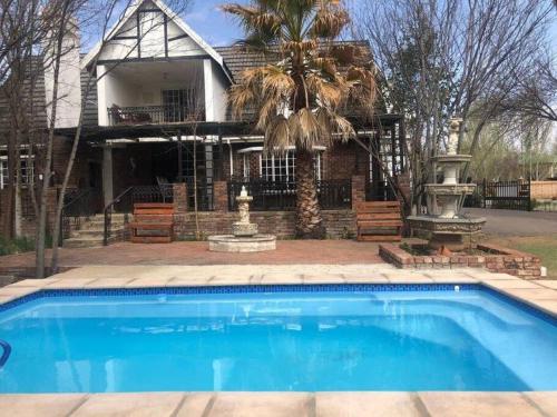 Aqua View Riverside Guesthouse في بارايس: حمام سباحة أمام منزل