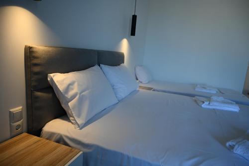 Una cama o camas en una habitación de Costa Varda Apartments