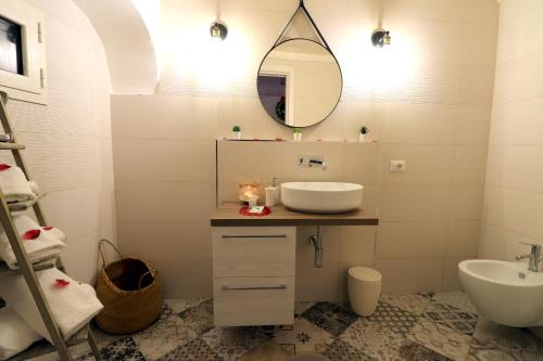 y baño con lavabo y espejo. en Suite dream room en Turi