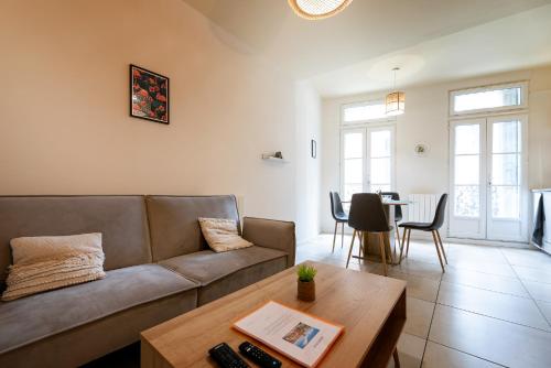 salon z kanapą i stołem w obiekcie Perpignan - Appartement en centre ville w Perpignanie