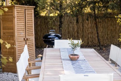 カスティリョンチェッロにあるCASENUOVE III - Casale con giardino e piscinaの木製テーブル