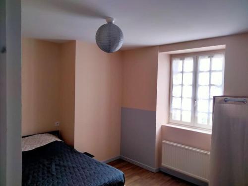 Courtils的住宿－Maison MANTA，一间卧室设有一张床和一个窗口