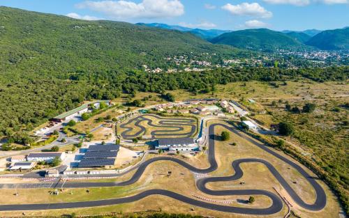 uma vista aérea de uma pista de corrida nas montanhas em Park & Suites Village Gorges de l'Hérault-Cévennes em Brissac