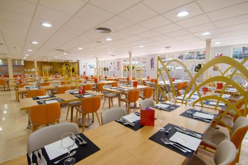 ベニドルムにあるホテル セルヴィ グループ ネレオのテーブルと椅子が備わるレストラン