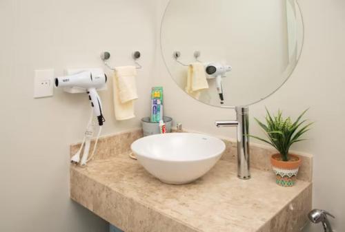 a bathroom with a bowl sink and a mirror at Delicado Monoambiente-comfy Studio in Luque