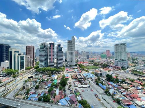 une vue aérienne sur une ville avec de grands bâtiments dans l'établissement Mercu Summer Suite KLCC by Kuminshu, à Kuala Lumpur