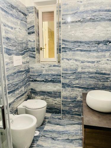 a bathroom with a toilet and a sink at BluMare ArtHouse in Salerno