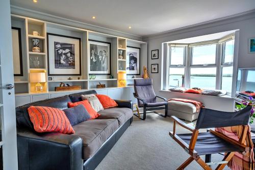 Posezení v ubytování Finest Retreats - Kings Wharf - Luxury Riverside Home