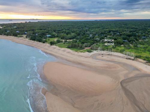 una vista aérea del cartel de la casa de la playa en la playa en Wagait Beach Holiday Houses en Wagait Beach