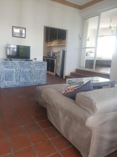 Televisyen dan/atau pusat hiburan di Wayside Beach Apartments
