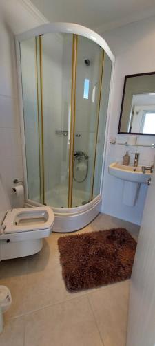 y baño con ducha, aseo y lavamanos. en Wndyham kuşadasi 1+1 teraslı 2 banyo dublex en Aydın