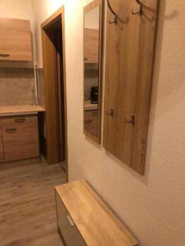 ein Badezimmer mit einem Spiegel und einem Holztisch in der Unterkunft Eine 2 Zimmer Ferienwohnung Münster City in Münster