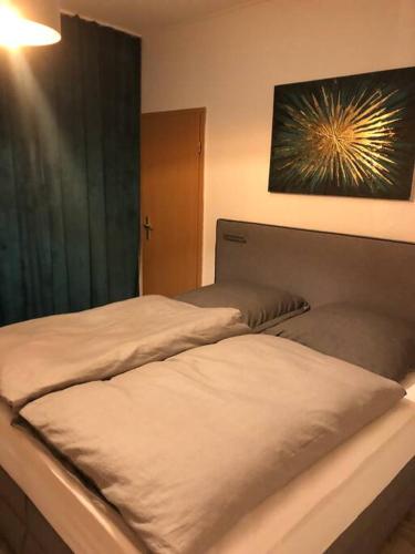 duas camas sentadas uma ao lado da outra num quarto em Eine 2 Zimmer Ferienwohnung Münster City em Münster