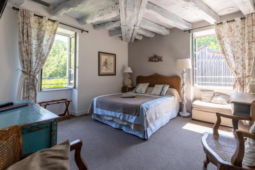 Un pat sau paturi într-o cameră la Le Moulin de Mitou