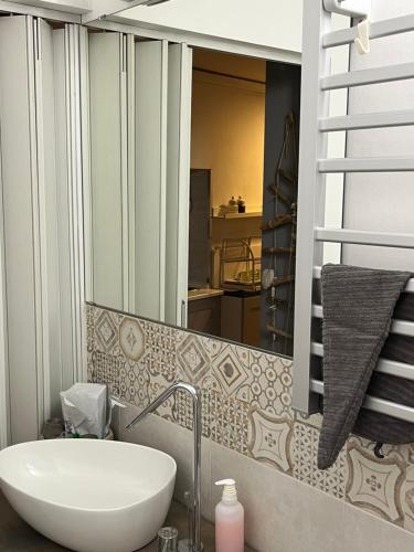 a bathroom with a sink and a mirror at Da Esterina appartamento sulla riviera del Brenta in Mira