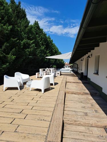 a row of white chairs and tables on a patio at Penzion U vinaře in Velké Bílovice