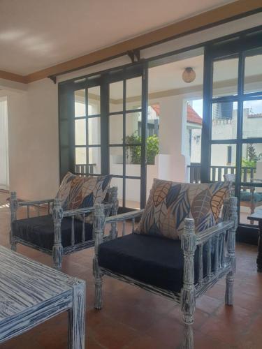 Ruang duduk di Wayside Beach Apartments