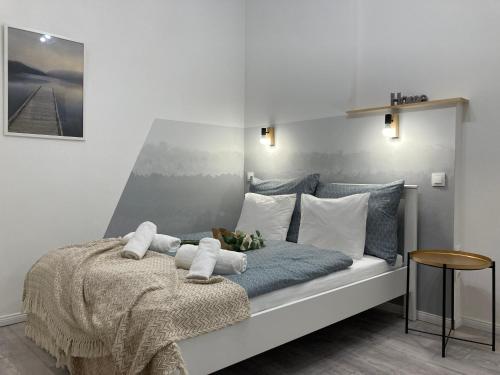 - une chambre avec un lit et des serviettes dans l'établissement Carina Family Apartment Downtown, à Budapest