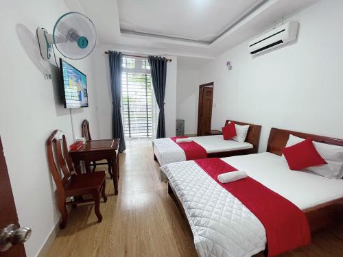 En eller flere senge i et værelse på Thiên Phát Hotel - SECC