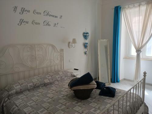 a bedroom with a bed and a sign that says if you can dream you can at Romantico Rifugio in Guardiagrele