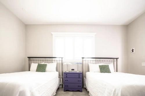 two beds sitting next to each other in a bedroom at Sunny Side Cottages in Dunedin