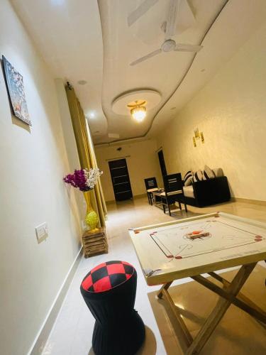 Area soggiorno di Atulyam Stays Sushant Golf City
