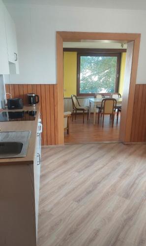 eine Küche und ein Esszimmer mit einem Tisch und Stühlen in der Unterkunft Haus Bergfried in Scharbeutz