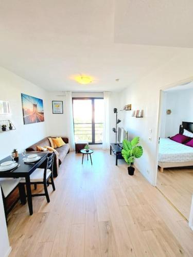 un salon avec un canapé et une table dans l'établissement Le Valmy: appartement lumineux au pied du métro, à Lyon
