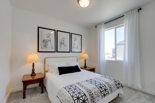 1 dormitorio blanco con 1 cama y 2 lámparas en Modern Lake Point Home - 1 Mi to Great Salt Lake!, en Lake Point