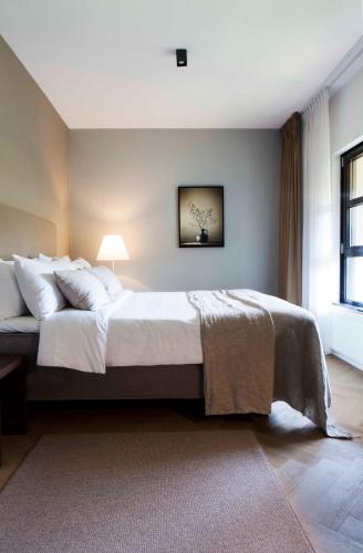 a bedroom with a large bed and a window at Mooirivier in Dalfsen