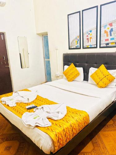 a bedroom with two beds with towels on it at Baga Beach Paradise in Baga