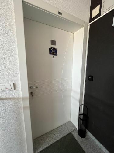 a door in a hallway with a sign on it at Apartman MIA Centar in Kruševac