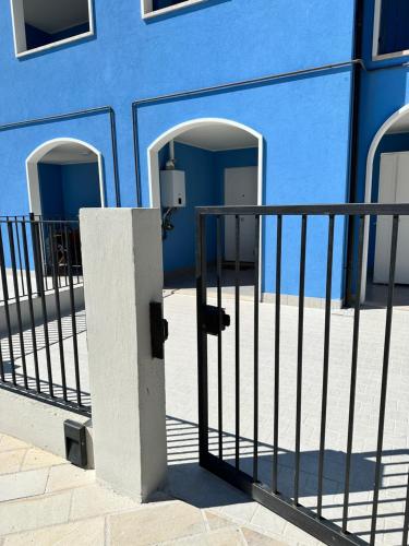 un bâtiment bleu avec une porte devant dans l'établissement A casa di Fede, à Porto Recanati