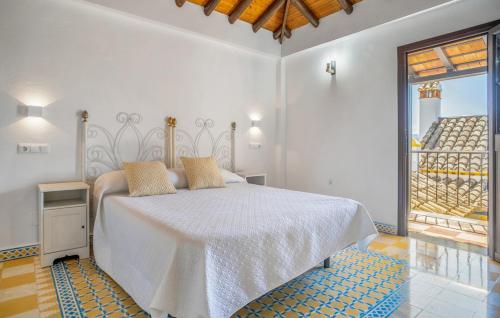 una camera da letto con un letto bianco e una finestra di EL PAISANO a Prado del Rey