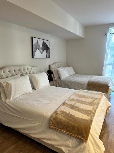 a bedroom with two beds in a room at Studios Universal 10 min drive FREE parking and WIFI in Los Angeles