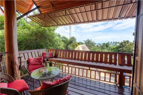 En balkon eller terrasse på Villa Ayutthaya at Kantiang Bay