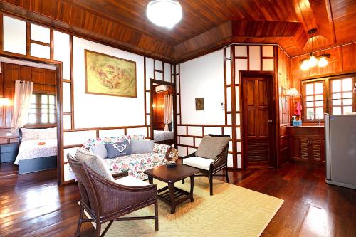ランタ島にあるVilla Ayutthaya at Kantiang Bayのリビングルーム(ソファ、テーブル付)