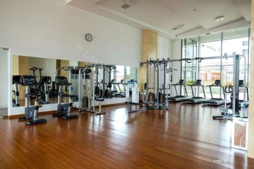 un gimnasio con varias cintas de correr y máquinas en una habitación en Luxury Sea view fully furnished apartment, en Colombo
