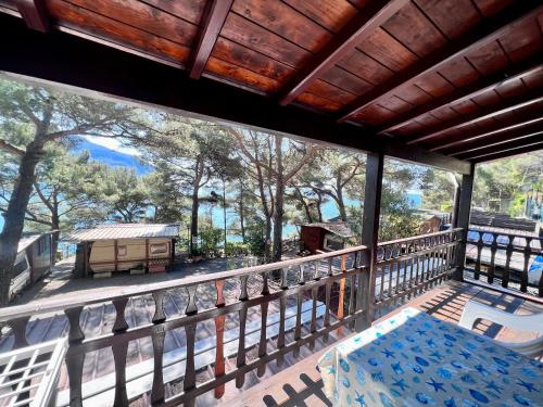 una vista desde el balcón de una casa en Villaggio Smeraldo en Moneglia