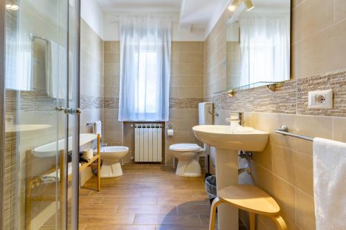 a bathroom with two toilets and a sink and a tub at Il Magnolia in Francavilla al Mare